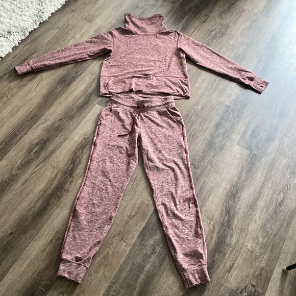 Two piece- Women’s size 4 lululemon jogger and hoodie -heathered maroon colour - Picture 2 of 11